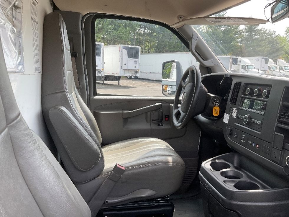 Light Duty Box Truck-Light and Medium Duty Trucks-GMC-2021-Savana G33903-Capitol Heights-MD-89,002\n\t\tmiles-$ 30,750 - Image 22