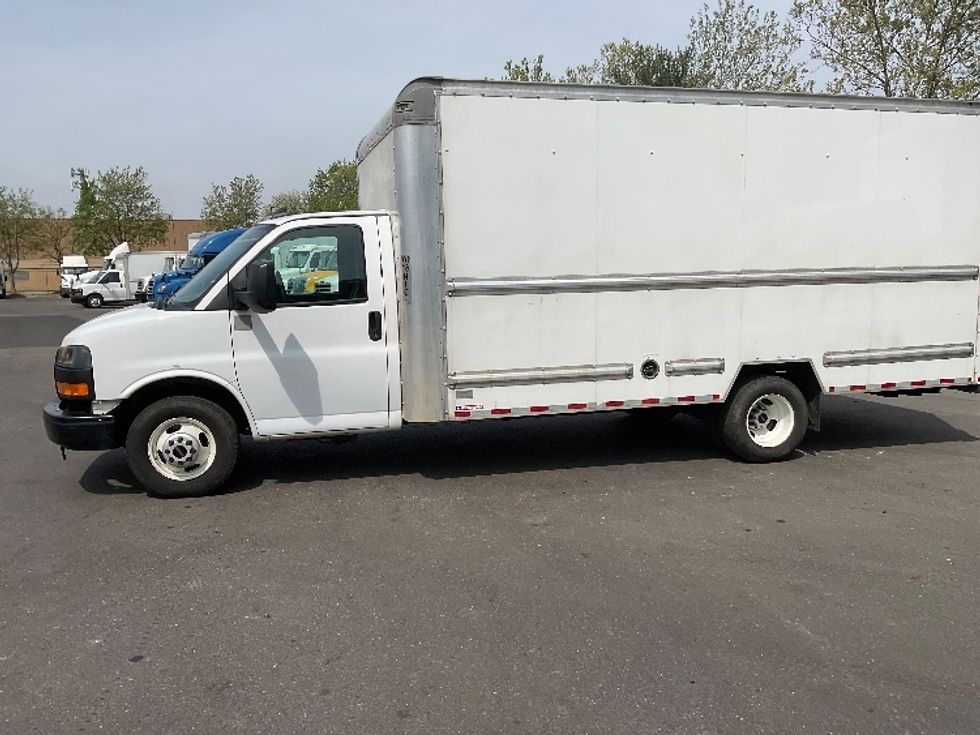 Light Duty Box Truck-Light and Medium Duty Trucks-GMC-2021-Savana G33903-Capitol Heights-MD-89,002\n\t\tmiles-$ 30,750 - Image 4