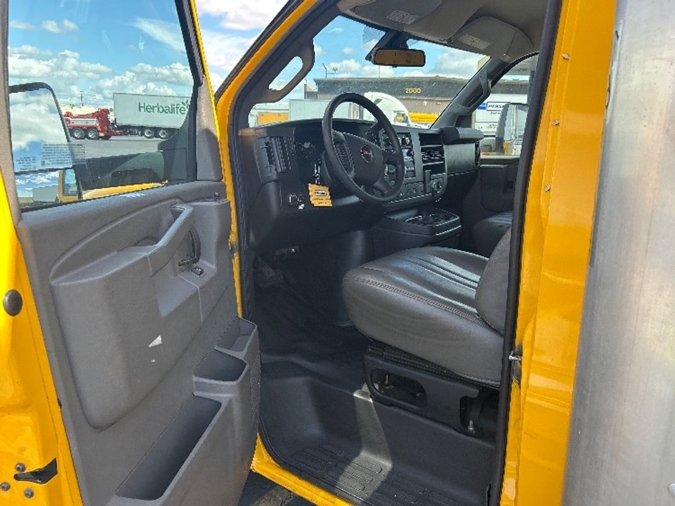 Light Duty Box Truck-Light and Medium Duty Trucks-GMC-2021-Savana G33903-Carson-CA-73,553\n\t\tmiles-$ 29,250 - Image 16