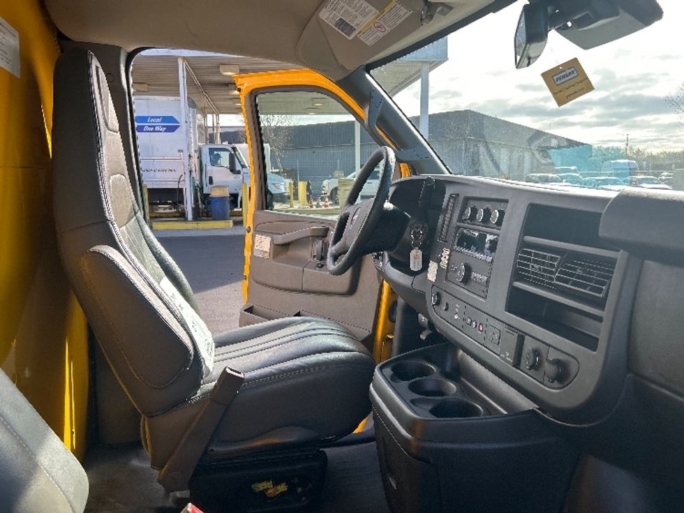 Light Duty Box Truck-Light and Medium Duty Trucks-GMC-2021-Savana G33903-Ceres-CA-123,974\n\t\tmiles-$ 24,750 - Image 22