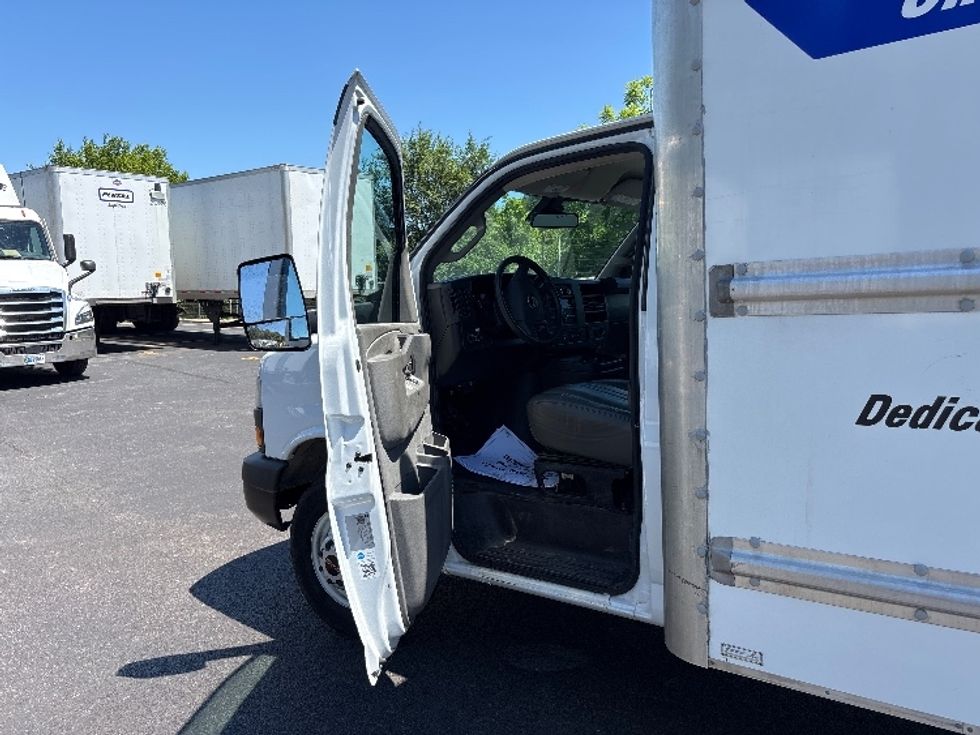 Light Duty Box Truck-Light and Medium Duty Trucks-GMC-2021-Savana G33903-Chicago (Melrose Park)-IL-116,500\n\t\tmiles-$ 26,750 - Image 16