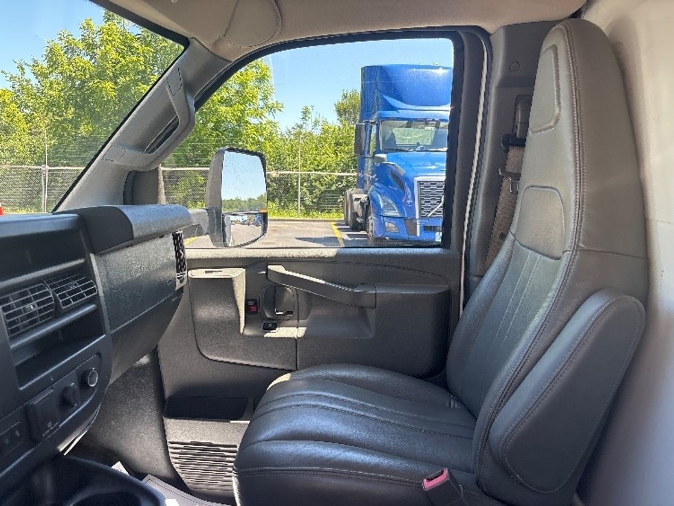 Light Duty Box Truck-Light and Medium Duty Trucks-GMC-2021-Savana G33903-Chicago (Melrose Park)-IL-116,500\n\t\tmiles-$ 26,750 - Image 19