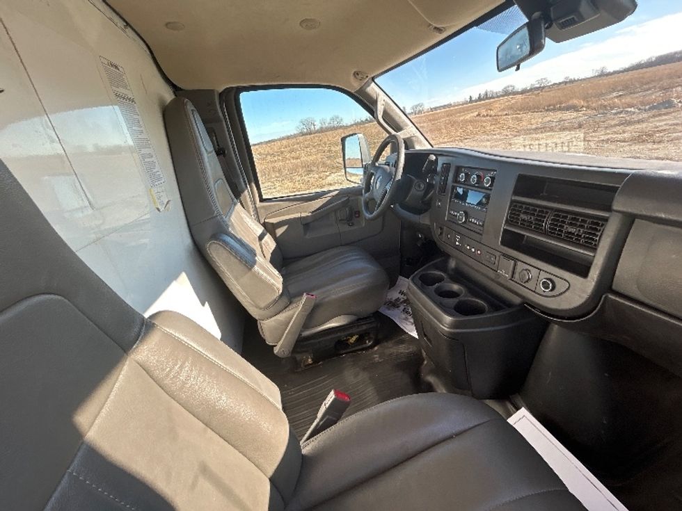 Light Duty Box Truck-Light and Medium Duty Trucks-GMC-2021-Savana G33903-Chicago (Melrose Park)-IL-92,379\n\t\tmiles-$ 30,750 - Image 22