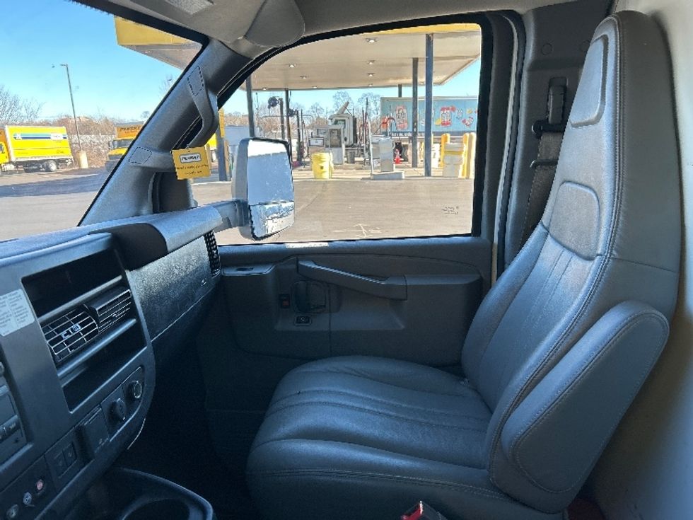 Light Duty Box Truck-Light and Medium Duty Trucks-GMC-2021-Savana G33903-Chicopee-MA-100,628\n\t\tmiles-$ 27,750 - Image 17