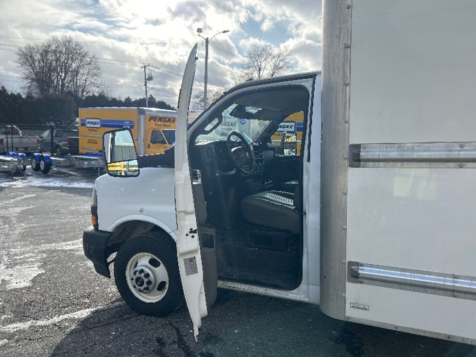 Light Duty Box Truck-Light and Medium Duty Trucks-GMC-2021-Savana G33903-Chicopee-MA-86,935\n\t\tmiles-$ 29,000 - Image 16