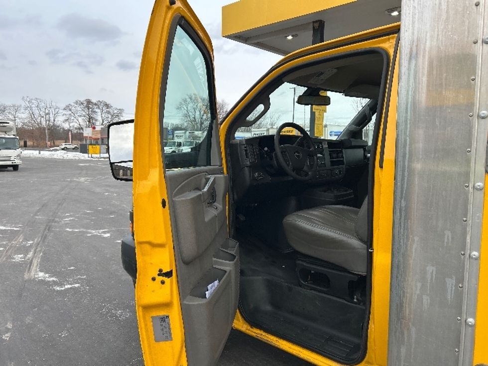 Light Duty Box Truck-Light and Medium Duty Trucks-GMC-2021-Savana G33903-Chicopee-MA-90,905\n\t\tmiles-$ 26,000 - Image 14