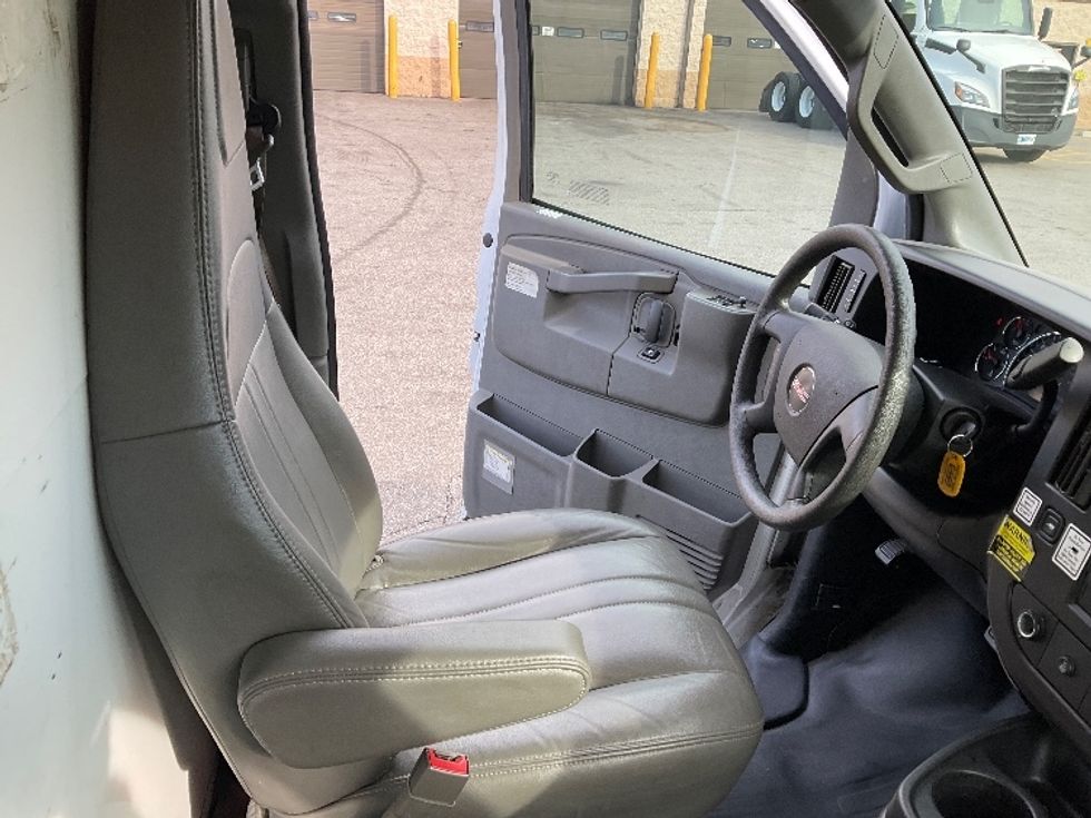 Light Duty Box Truck-Light and Medium Duty Trucks-GMC-2021-Savana G33903-Cincinnati-OH-100,271\n\t\tmiles-$ 28,500 - Image 21