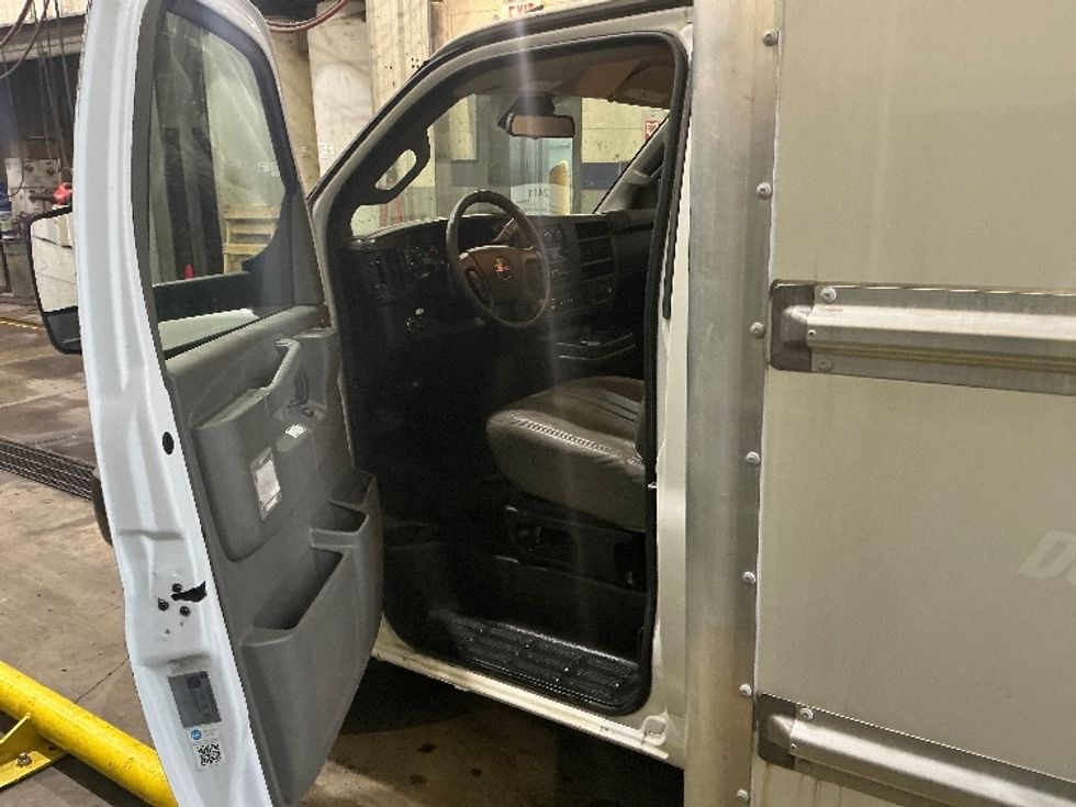 Light Duty Box Truck-Light and Medium Duty Trucks-GMC-2021-Savana G33903-Cincinnati-OH-101,172\n\t\tmiles-$ 28,500 - Image 14