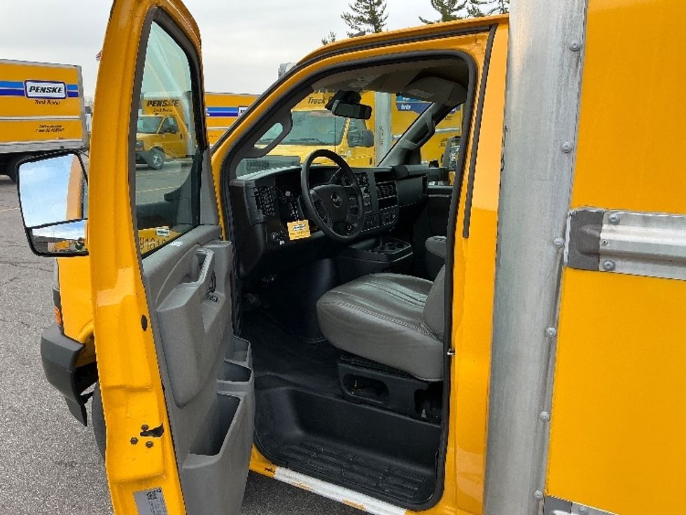 Light Duty Box Truck-Light and Medium Duty Trucks-GMC-2021-Savana G33903-Cincinnati-OH-106,780\n\t\tmiles-$ 24,000 - Image 16