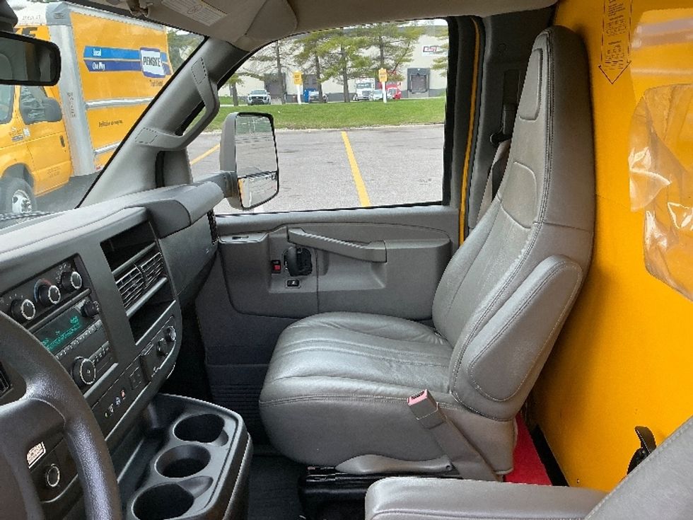 Light Duty Box Truck-Light and Medium Duty Trucks-GMC-2021-Savana G33903-Cincinnati-OH-106,780\n\t\tmiles-$ 24,000 - Image 19
