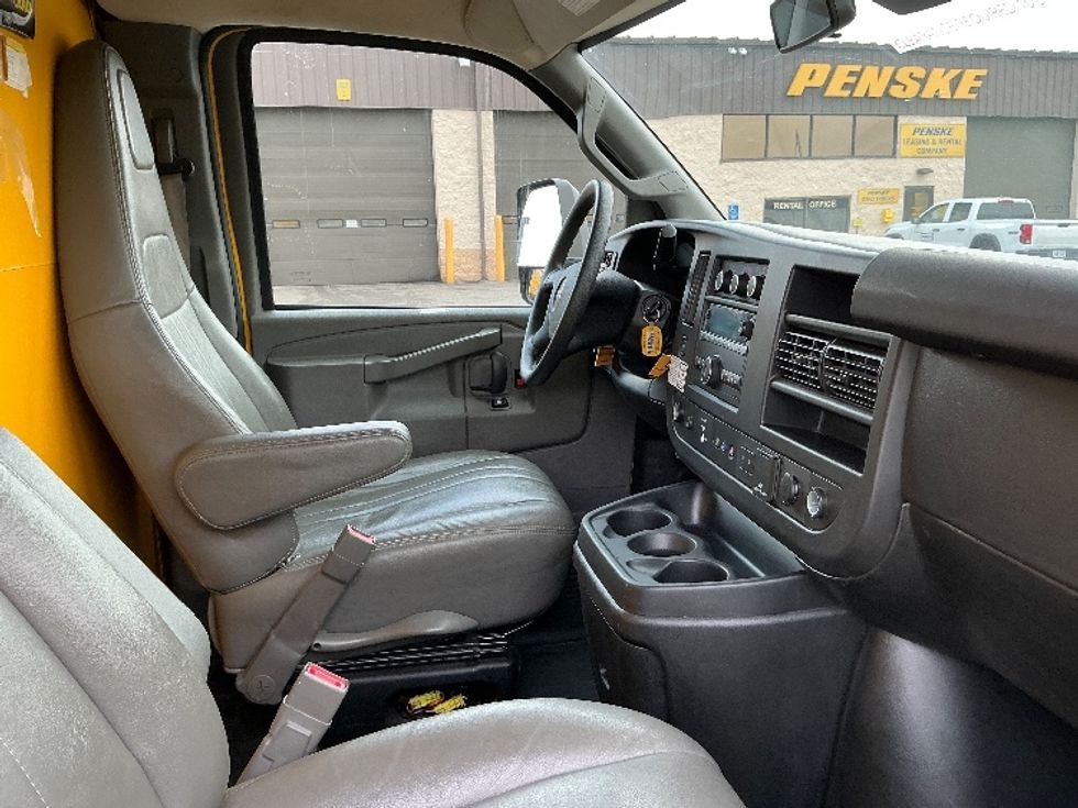 Light Duty Box Truck-Light and Medium Duty Trucks-GMC-2021-Savana G33903-Cincinnati-OH-106,780\n\t\tmiles-$ 24,000 - Image 22