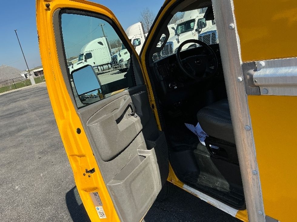 Light Duty Box Truck-Light and Medium Duty Trucks-GMC-2021-Savana G33903-Cincinnati-OH-92,348\n\t\tmiles-$ 25,000 - Image 13