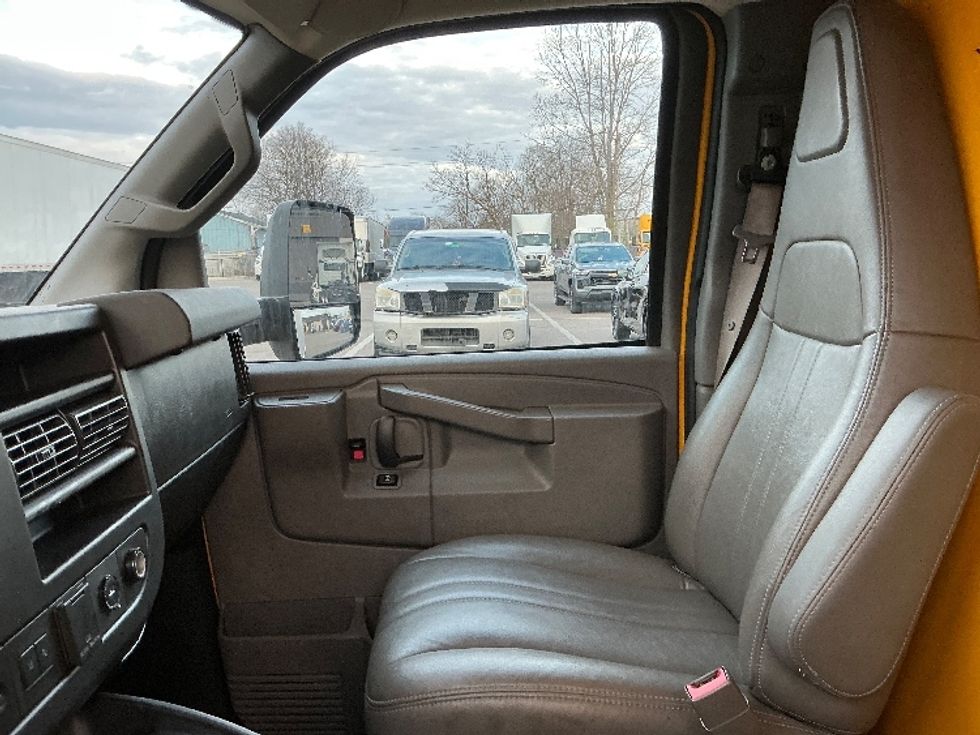 Light Duty Box Truck-Light and Medium Duty Trucks-GMC-2021-Savana G33903-Cincinnati-OH-97,311\n\t\tmiles-$ 24,500 - Image 19