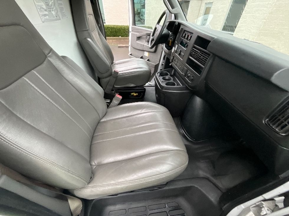 Light Duty Box Truck-Light and Medium Duty Trucks-GMC-2021-Savana G33903-Clackamas-OR-98,454\n\t\tmiles-$ 31,000 - Image 21