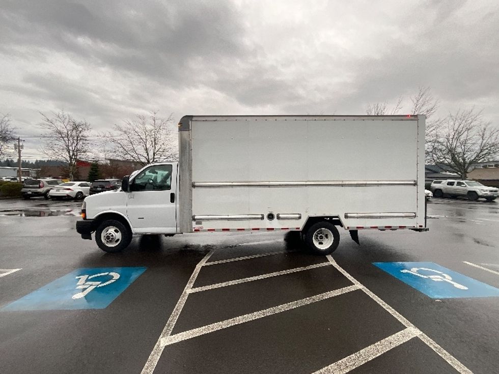 Light Duty Box Truck-Light and Medium Duty Trucks-GMC-2021-Savana G33903-Clackamas-OR-98,454\n\t\tmiles-$ 31,000 - Image 4