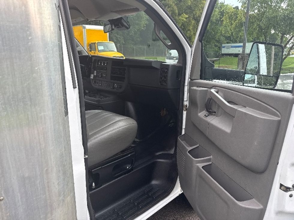 Light Duty Box Truck-Light and Medium Duty Trucks-GMC-2021-Savana G33903-Cleveland-TN-119,276\n\t\tmiles-$ 25,250 - Image 19
