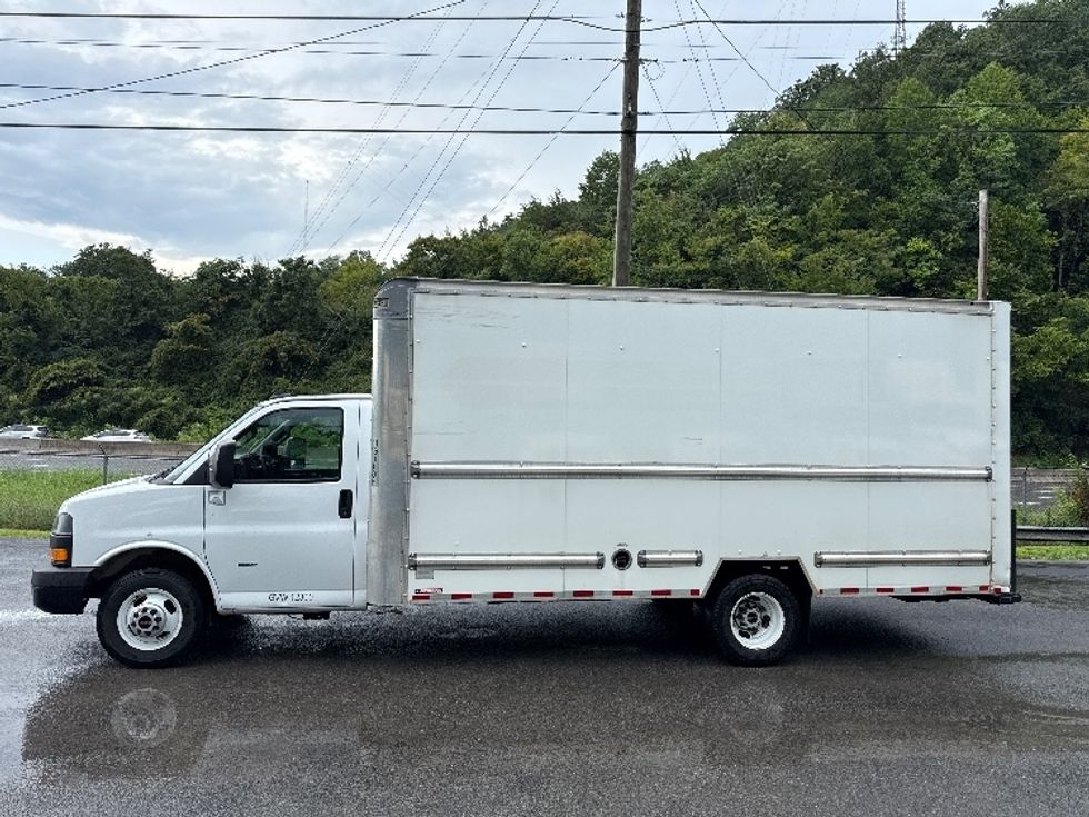 Light Duty Box Truck-Light and Medium Duty Trucks-GMC-2021-Savana G33903-Cleveland-TN-119,276\n\t\tmiles-$ 25,250 - Image 4