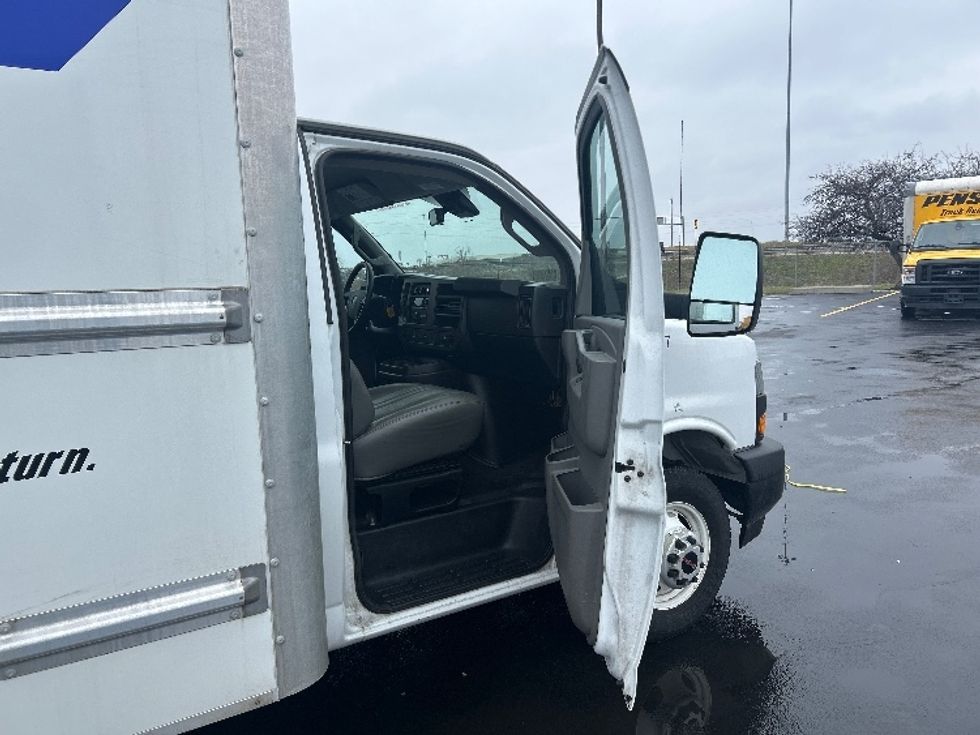Light Duty Box Truck-Light and Medium Duty Trucks-GMC-2021-Savana G33903-Columbus-OH-89,377\n\t\tmiles-$ 29,750 - Image 20