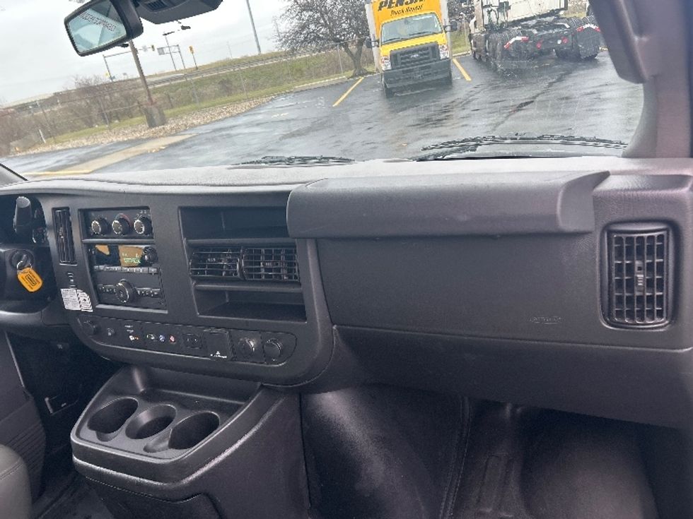 Light Duty Box Truck-Light and Medium Duty Trucks-GMC-2021-Savana G33903-Columbus-OH-89,377\n\t\tmiles-$ 29,750 - Image 21