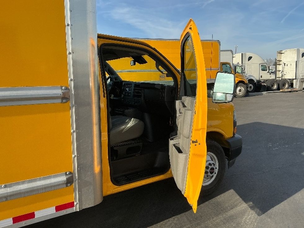 Light Duty Box Truck-Light and Medium Duty Trucks-GMC-2021-Savana G33903-Columbus-OH-95,444\n\t\tmiles-$ 26,250 - Image 20