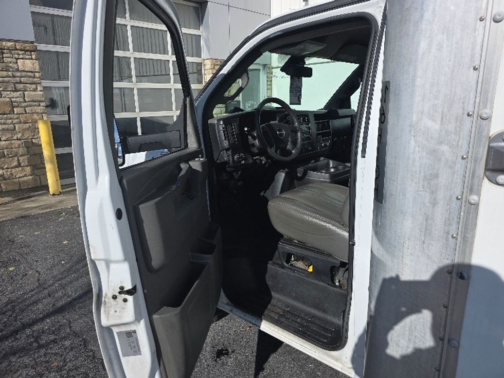 Light Duty Box Truck-Light and Medium Duty Trucks-GMC-2021-Savana G33903-Columbus-OH-99,677\n\t\tmiles-$ 28,500 - Image 16