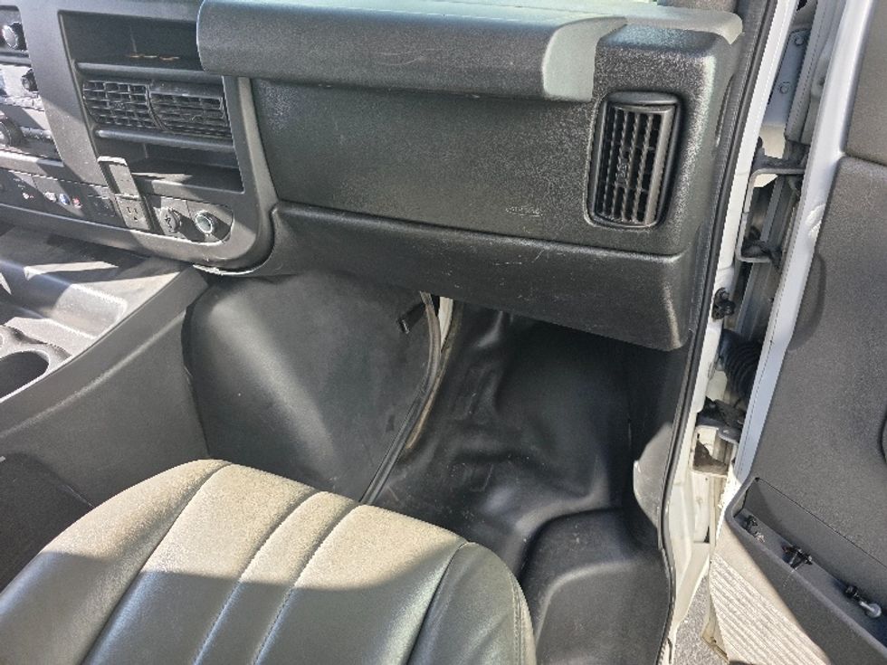 Light Duty Box Truck-Light and Medium Duty Trucks-GMC-2021-Savana G33903-Columbus-OH-99,677\n\t\tmiles-$ 28,500 - Image 21