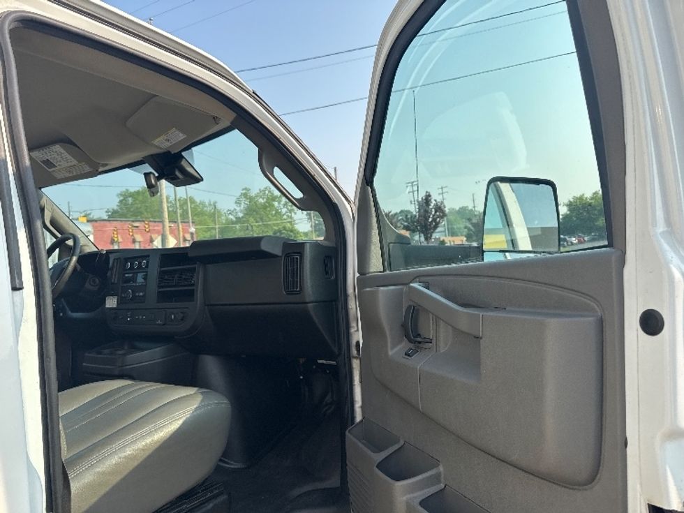 Light Duty Box Truck-Light and Medium Duty Trucks-GMC-2021-Savana G33903-Comstock Park-MI-83,271\n\t\tmiles-$ 31,000 - Image 16