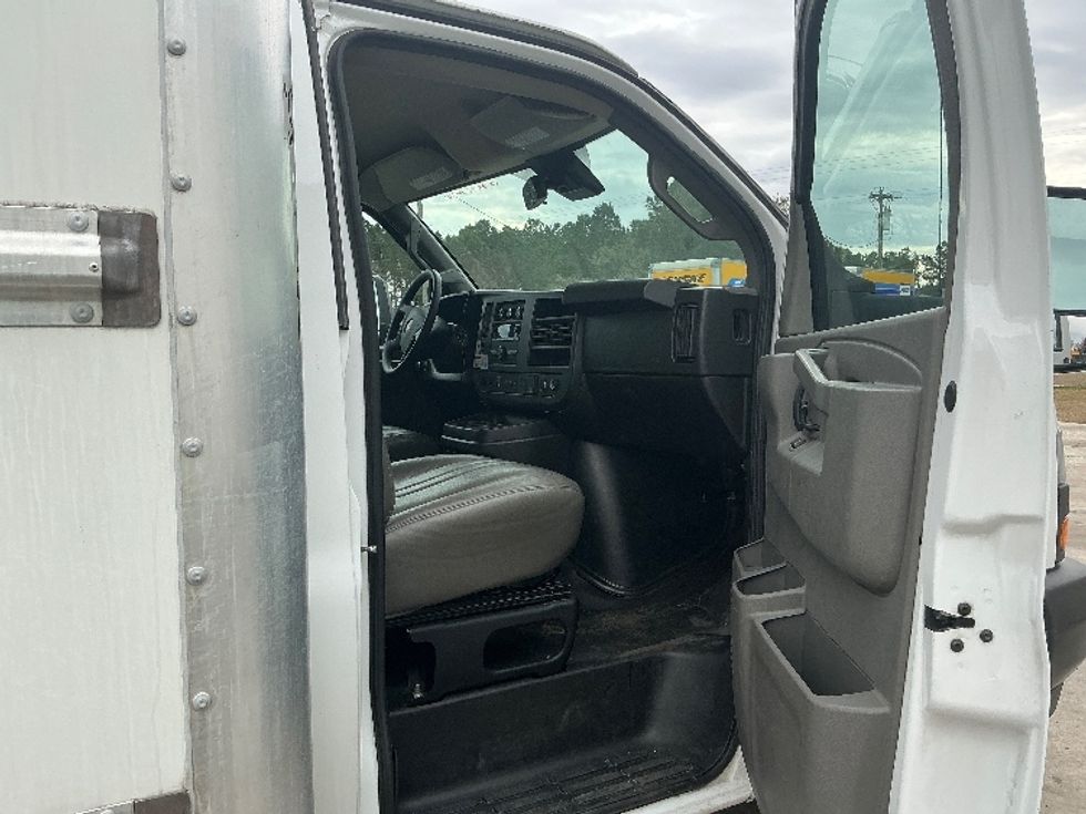 Light Duty Box Truck-Light and Medium Duty Trucks-GMC-2021-Savana G33903-Conway-SC-114,769\n\t\tmiles-$ 29,500 - Image 20