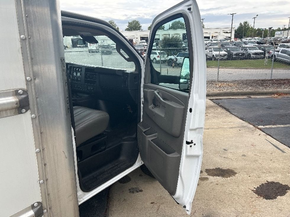 Light Duty Box Truck-Light and Medium Duty Trucks-GMC-2021-Savana G33903-Conyers-GA-111,148\n\t\tmiles-$ 28,000 - Image 20