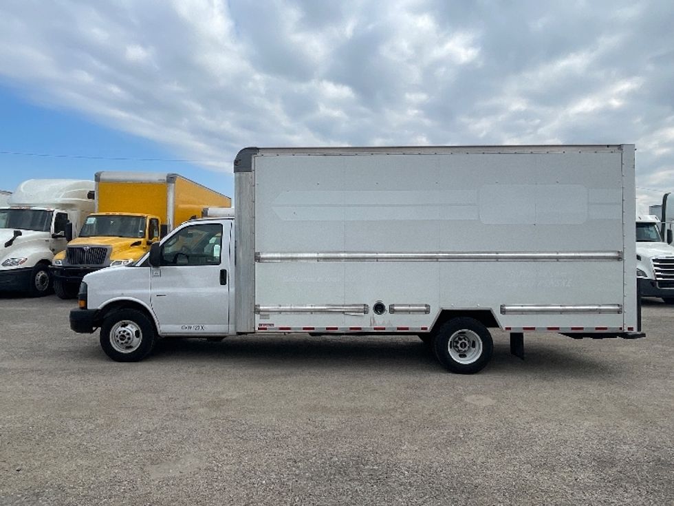 Light Duty Box Truck-Light and Medium Duty Trucks-GMC-2021-Savana G33903-Dallas-TX-106,105\n\t\tmiles-$ 28,750 - Image 4