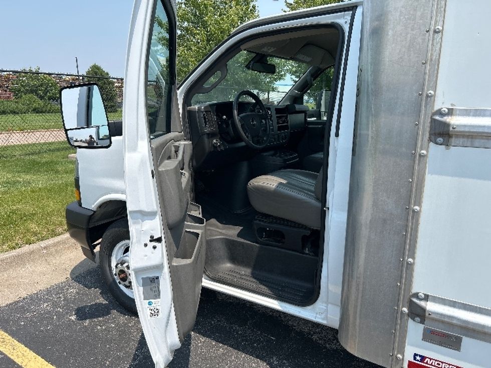 Light Duty Box Truck-Light and Medium Duty Trucks-GMC-2021-Savana G33903-Davenport-IA-105,608\n\t\tmiles-$ 27,250 - Image 16