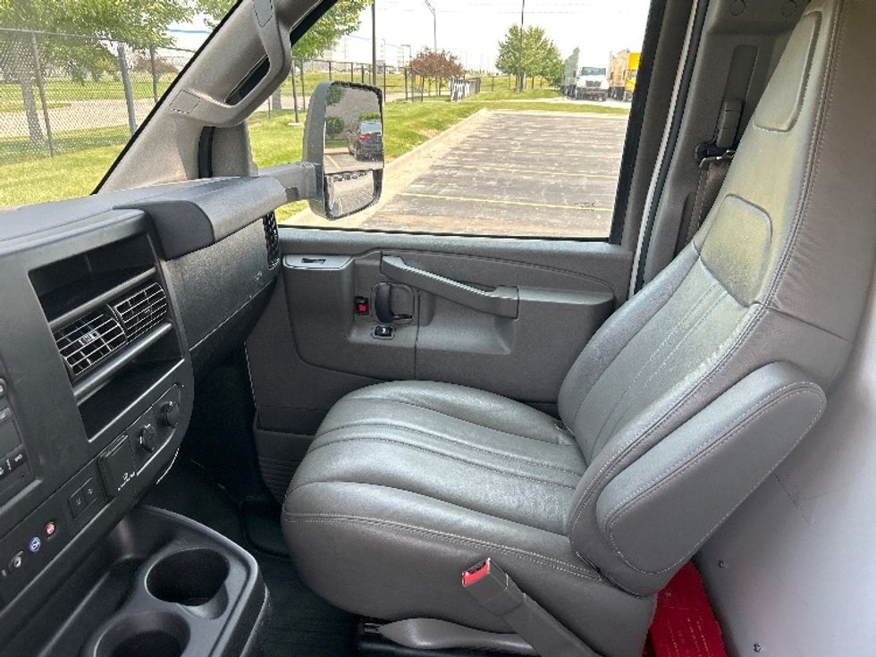 Light Duty Box Truck-Light and Medium Duty Trucks-GMC-2021-Savana G33903-Davenport-IA-105,608\n\t\tmiles-$ 27,250 - Image 19