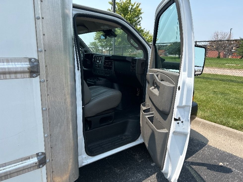 Light Duty Box Truck-Light and Medium Duty Trucks-GMC-2021-Savana G33903-Davenport-IA-105,608\n\t\tmiles-$ 27,250 - Image 20