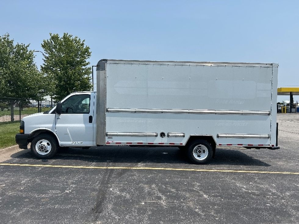 Light Duty Box Truck-Light and Medium Duty Trucks-GMC-2021-Savana G33903-Davenport-IA-105,608\n\t\tmiles-$ 27,250 - Image 4