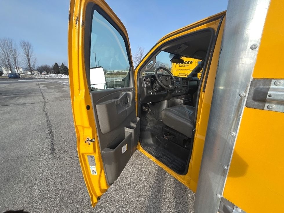 Light Duty Box Truck-Light and Medium Duty Trucks-GMC-2021-Savana G33903-Davenport-IA-87,802\n\t\tmiles-$ 27,500 - Image 15