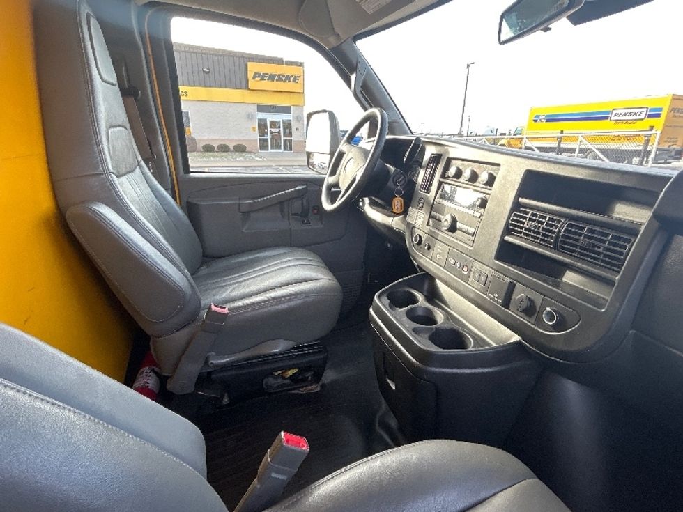 Light Duty Box Truck-Light and Medium Duty Trucks-GMC-2021-Savana G33903-Davenport-IA-87,802\n\t\tmiles-$ 27,500 - Image 21