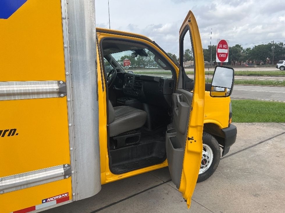 Light Duty Box Truck-Light and Medium Duty Trucks-GMC-2021-Savana G33903-Davenport-IA-97,361\n\t\tmiles-$ 26,500 - Image 18