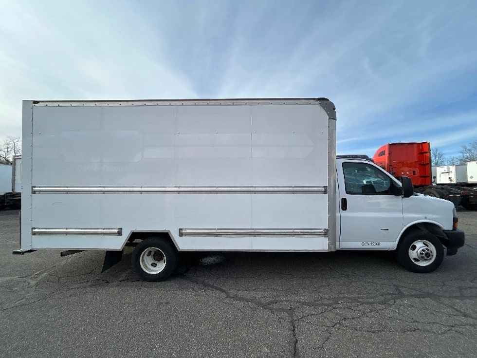 Light Duty Box Truck-Light and Medium Duty Trucks-GMC-2021-Savana G33903-Daytona Beach-FL-114,333\n\t\tmiles-$ 29,000 - Image 14