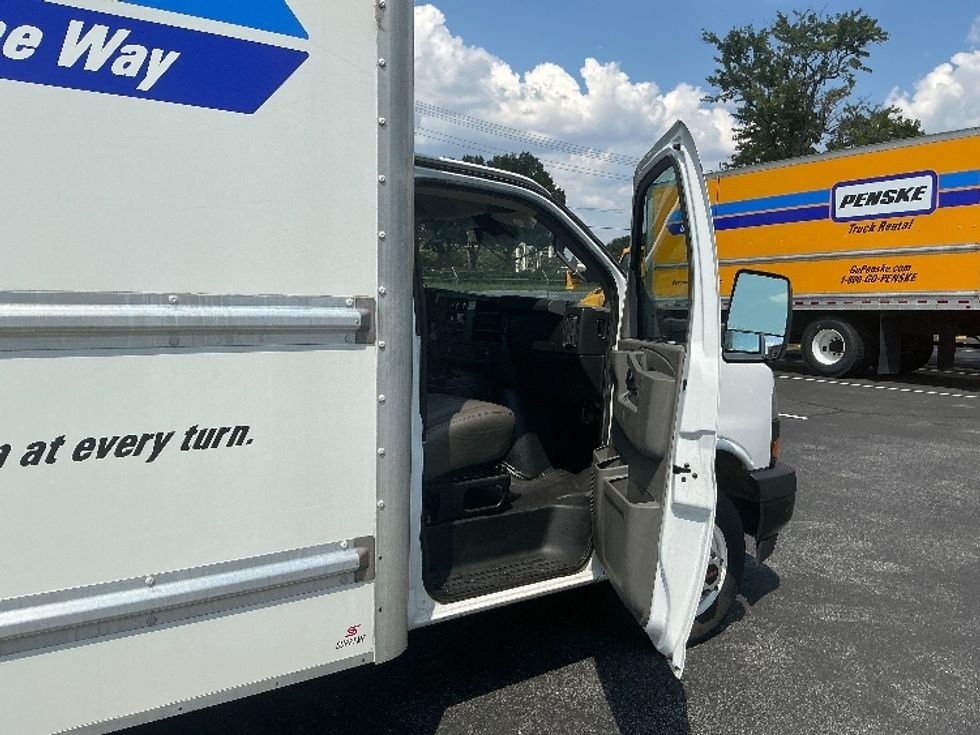 Light Duty Box Truck-Light and Medium Duty Trucks-GMC-2021-Savana G33903-Daytona Beach-FL-82,588\n\t\tmiles-$ 31,000 - Image 18