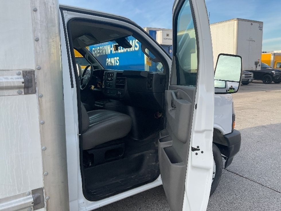 Light Duty Box Truck-Light and Medium Duty Trucks-GMC-2021-Savana G33903-Earth City-MO-169,841\n\t\tmiles-$ 20,000 - Image 17