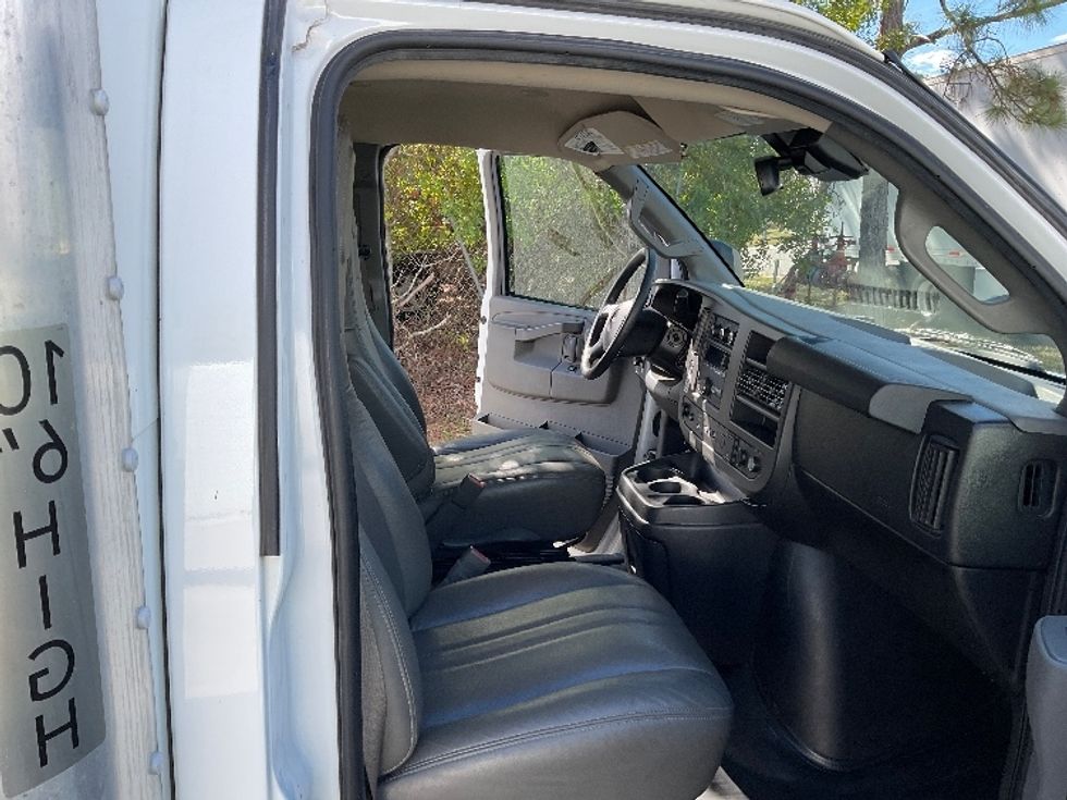 Light Duty Box Truck-Light and Medium Duty Trucks-GMC-2021-Savana G33903-Earth City-MO-81,689\n\t\tmiles-$ 31,250 - Image 22