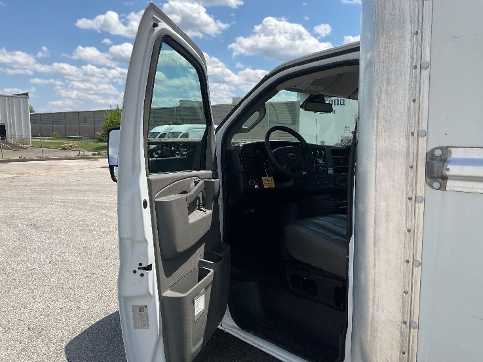 Light Duty Box Truck-Light and Medium Duty Trucks-GMC-2021-Savana G33903-Earth City-MO-89,451\n\t\tmiles-$ 31,000 - Image 15