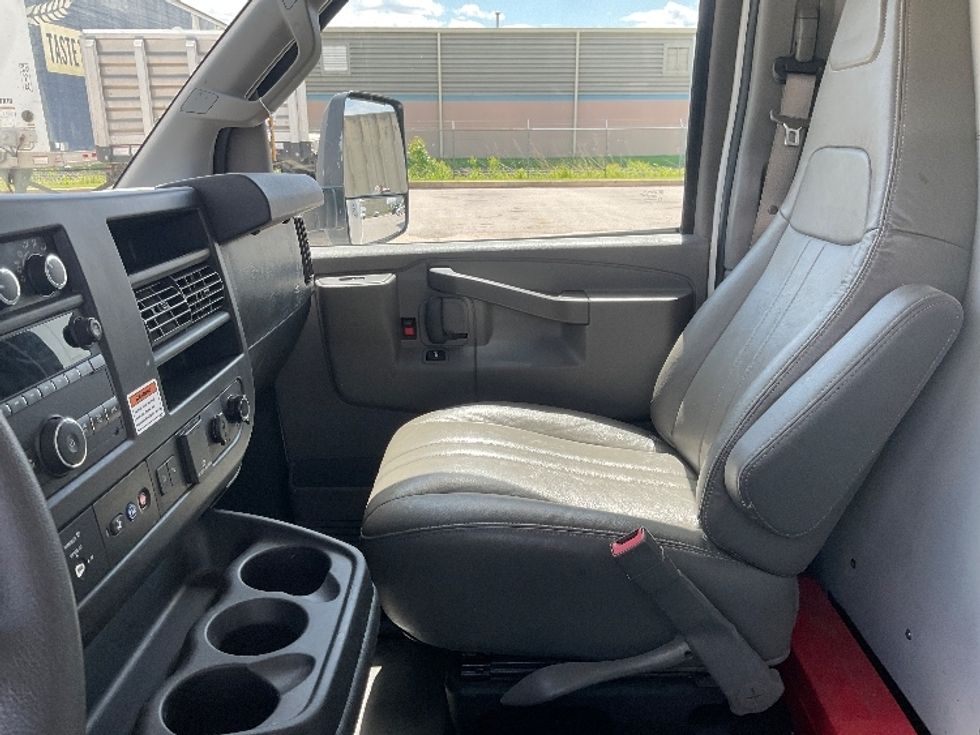 Light Duty Box Truck-Light and Medium Duty Trucks-GMC-2021-Savana G33903-Earth City-MO-89,451\n\t\tmiles-$ 31,000 - Image 18