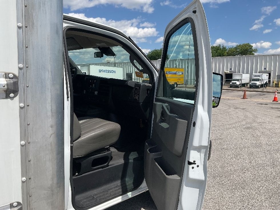 Light Duty Box Truck-Light and Medium Duty Trucks-GMC-2021-Savana G33903-Earth City-MO-89,451\n\t\tmiles-$ 31,000 - Image 19