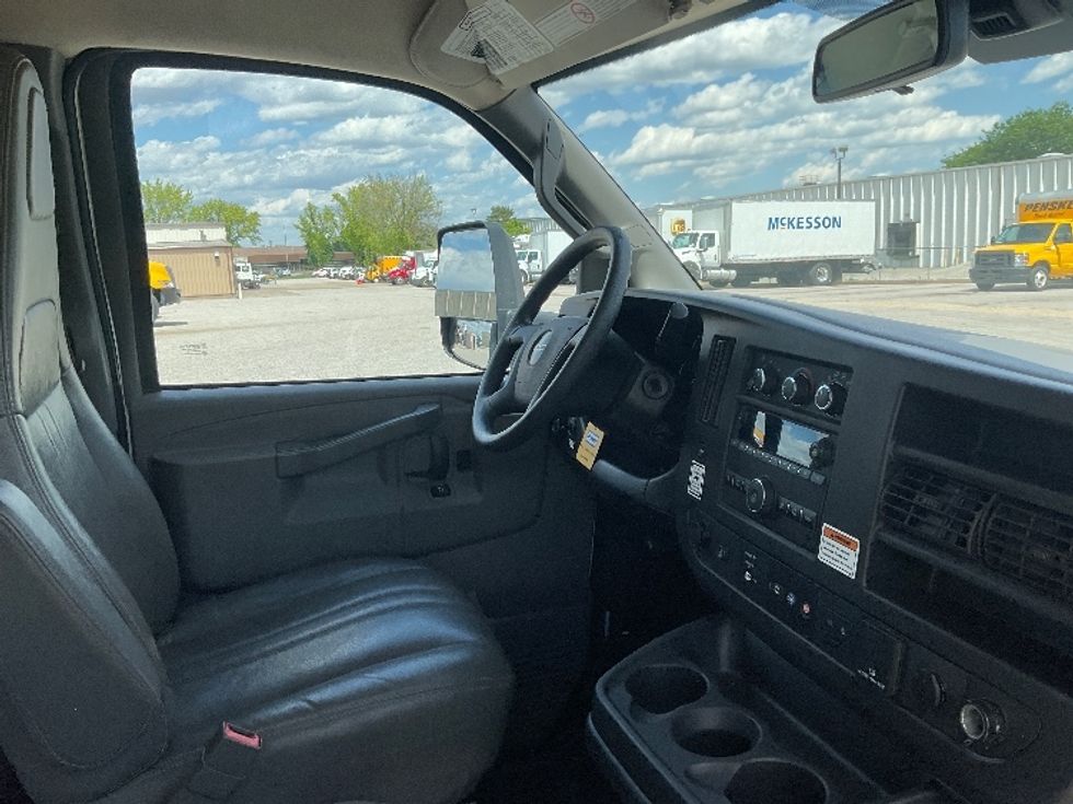 Light Duty Box Truck-Light and Medium Duty Trucks-GMC-2021-Savana G33903-Earth City-MO-89,451\n\t\tmiles-$ 31,000 - Image 21