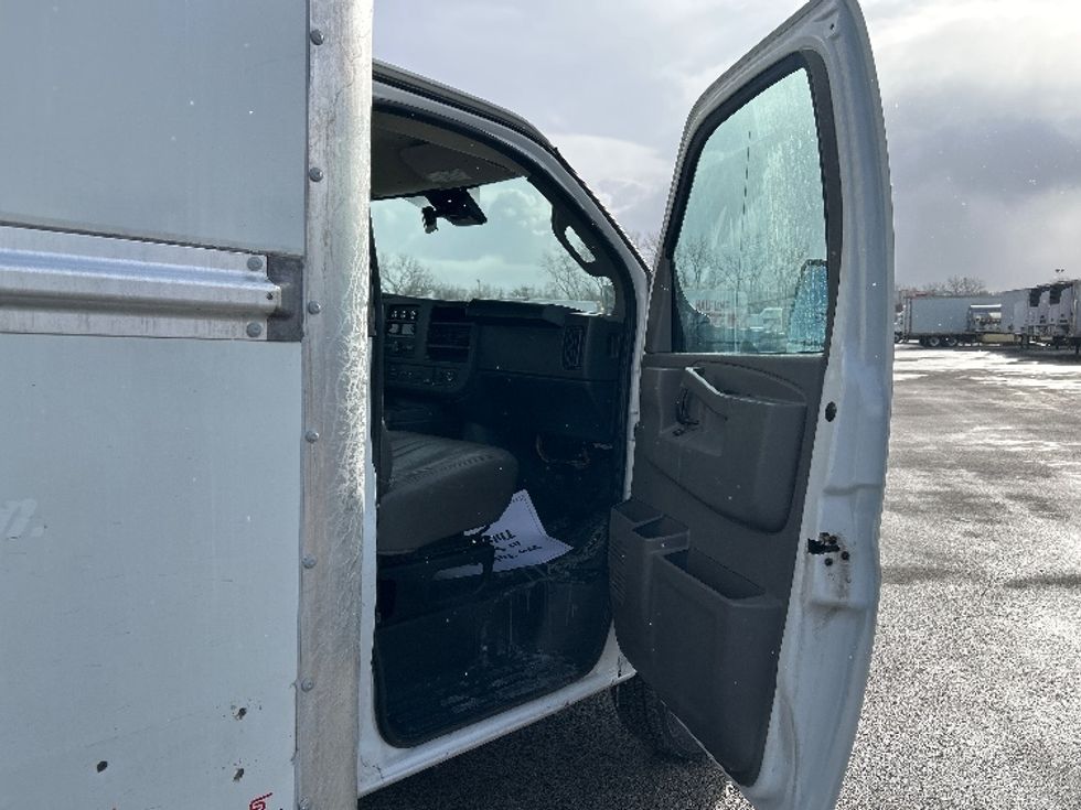 Light Duty Box Truck-Light and Medium Duty Trucks-GMC-2021-Savana G33903-East Chicago-IN-105,732\n\t\tmiles-$ 29,250 - Image 19