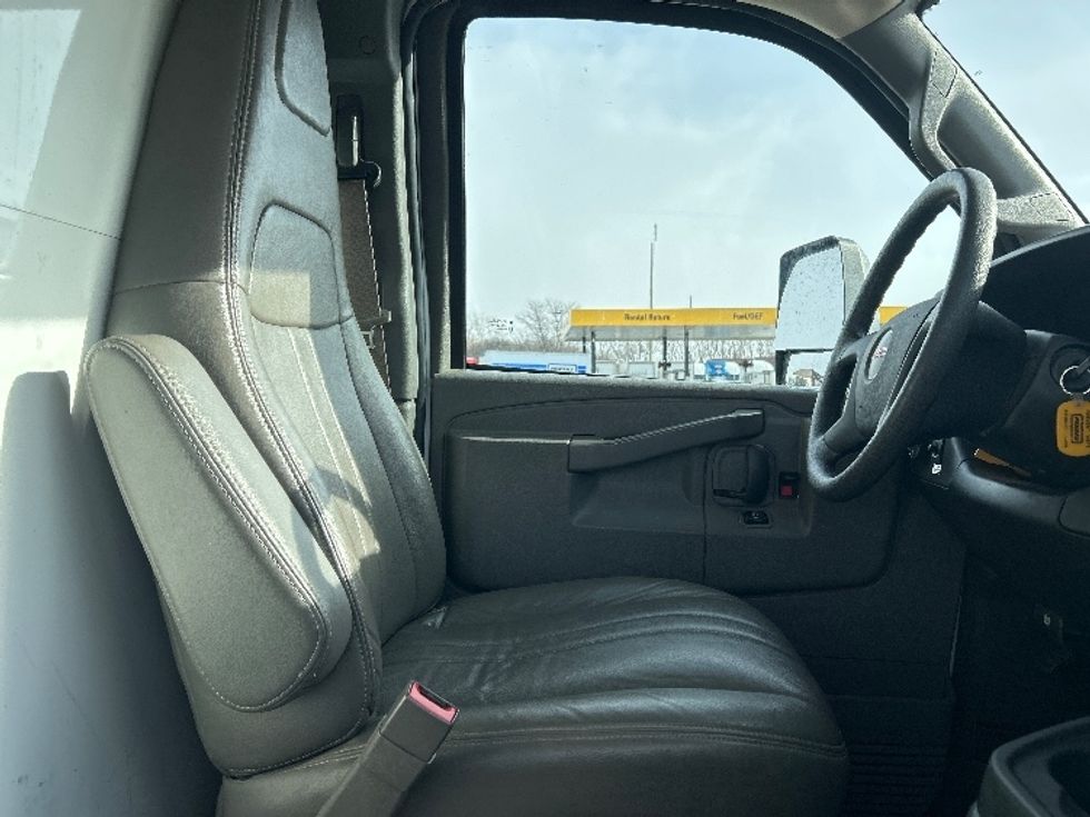 Light Duty Box Truck-Light and Medium Duty Trucks-GMC-2021-Savana G33903-East Chicago-IN-105,732\n\t\tmiles-$ 29,250 - Image 21