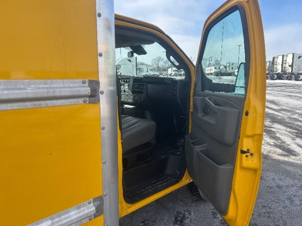 Light Duty Box Truck-Light and Medium Duty Trucks-GMC-2021-Savana G33903-East Chicago-IN-109,073\n\t\tmiles-$ 26,000 - Image 20