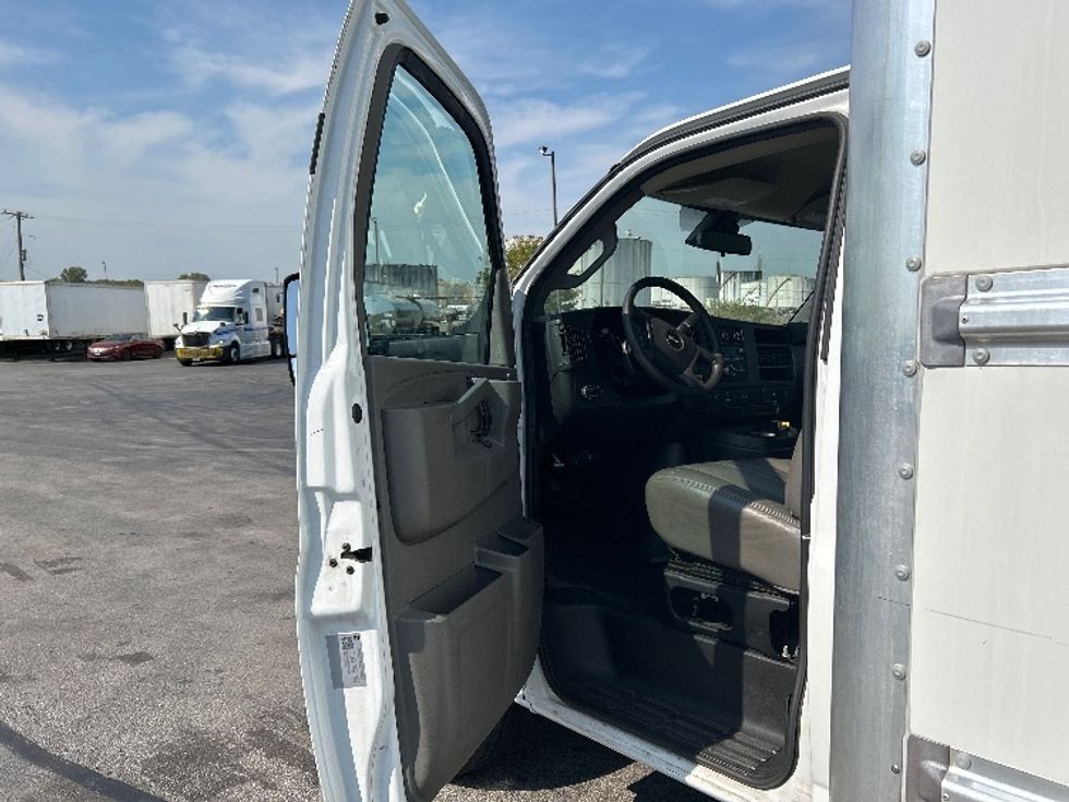 Light Duty Box Truck-Light and Medium Duty Trucks-GMC-2021-Savana G33903-East Chicago-IN-58,202\n\t\tmiles-$ 42,250 - Image 15