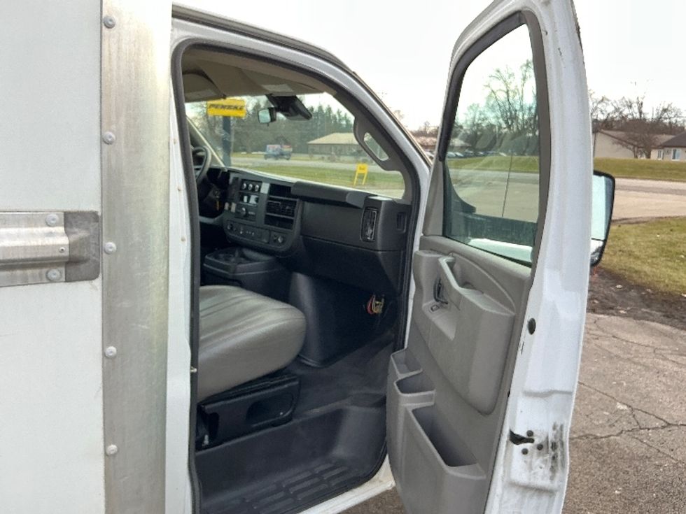 Light Duty Box Truck-Light and Medium Duty Trucks-GMC-2021-Savana G33903-Elkhart-IN-92,418\n\t\tmiles-$ 29,500 - Image 19